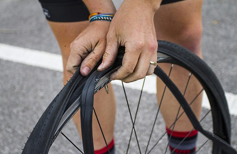 Лайфхак: как легко снять и поставить упрямую покрышку на обод без помощи монтажек